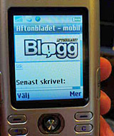 Läs bloggar i mobilen. Foto: Arna Sunje