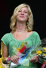 Åsa Petersen tar emot regnbågspriset 2006. Foto: Pernilla Wahlman