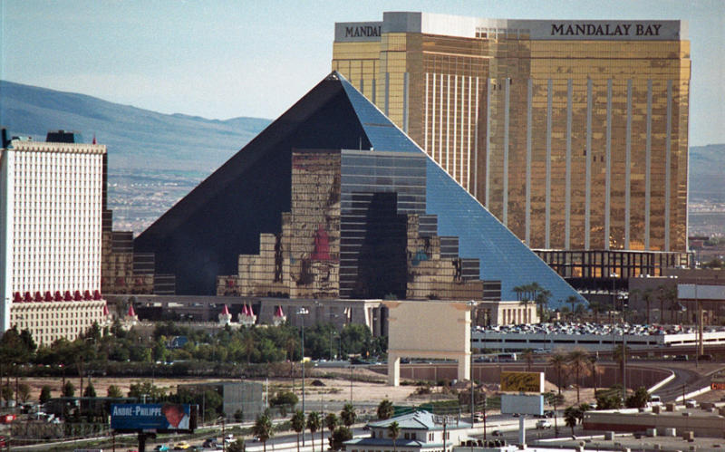 56135856.VegasPyramidweb.jpg