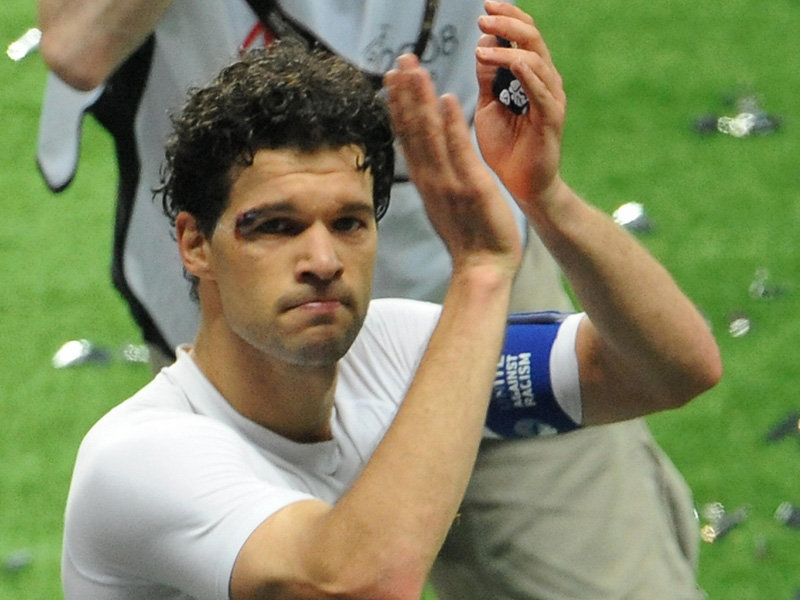 Michael-Ballack-postmatch-claps-fans-Euro-20_990501.jpg