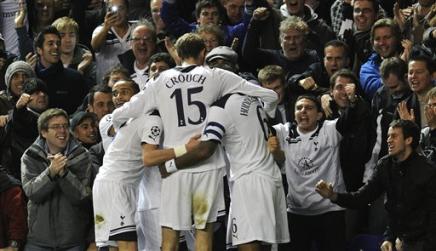 882881560-tottenham-s-players-celebrate-fans-rafael-van-der-vaart-scores.jpg