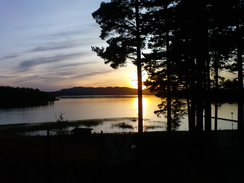Solnedgång över sjön - ljummet i luften!