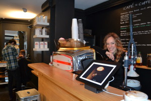Svenskan Julia Olofsson, som driver Blade i Soho, i deras kaffebar.