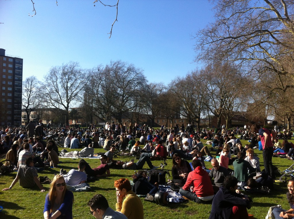 Det bästa i livet är ändå gratis - som en varm dag i Shoreditch Park.
