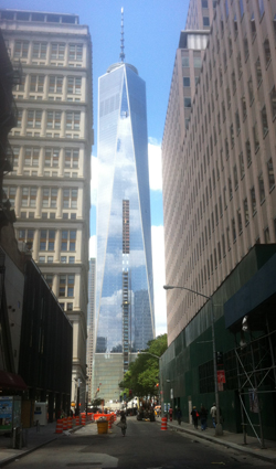 Det väldiga, 541 meter höga, One World Trade Center är så gott som färdigbyggt.