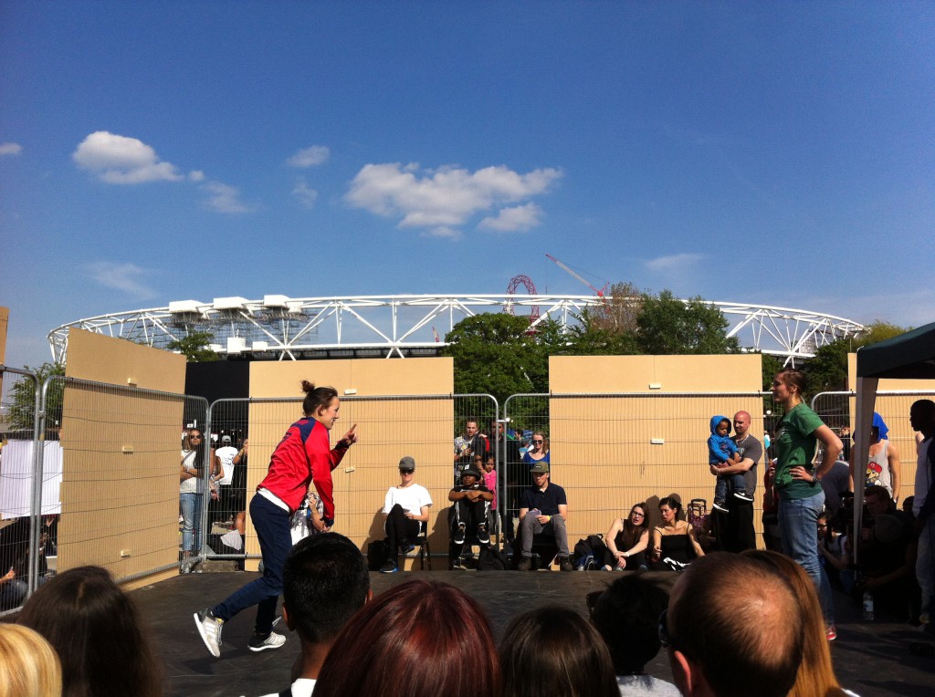 Breakdancebattle med OS-arenan i bakgrunden.