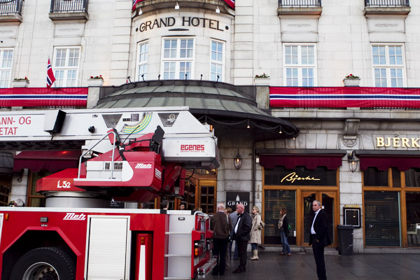 Brandbilar utanför hotellet