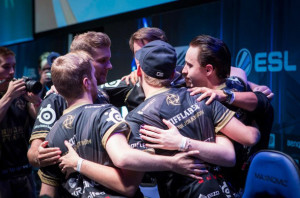 NiP-spelarna jublar efter att ha besegrat Cloud9 i kvartsfinalen.