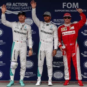 Mercedes AMG Petronas F1 Team's British driver Lewis Hamilton (C) waves after grabbing pole position ahead of title rival and Mercedes teammate Nico Rosberg (L) and Scuderia Ferrari's Finnish driver Kimi Raikkonen during the qualifying session of the Formula One Brazilian Grand Prix, in Sao Paulo, Brazil, on November 12, 2016. / AFP PHOTO / Miguel SCHINCARIOL