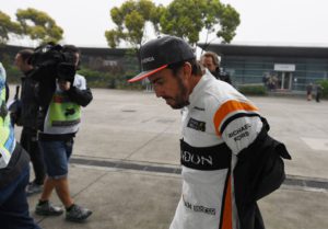 McLaren's Spanish driver Fernando Alonso walks to his pit garage during a practice session ahead of the Formula One Chinese Grand Prix in Shanghai on April 7, 2017.  / AFP PHOTO / GREG BAKER