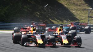 TOPSHOT - Red Bull's Australian driver Daniel Ricciardo (L) and Red Bull's Dutch driver Max Verstappen (R) collide as they race at the Hungaroring circuit in Budapest on July 30, 2017, during the Formula One Hungarian Grand Prix. / AFP PHOTO / Andrej ISAKOVIC