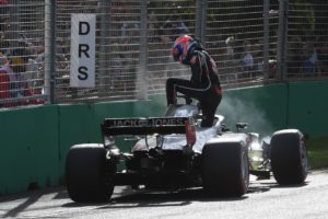Haas F1's French driver Romain Grosjean leaves his car after crashing during the Formula One Australian Grand Prix in Melbourne on March 25, 2018. / AFP PHOTO / WILLIAM WEST / -- IMAGE RESTRICTED TO EDITORIAL USE - STRICTLY NO COMMERCIAL USE --