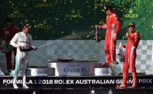 Ferrari's German driver Sebastian Vettel (R) celebrates winning the Formula One Australian Grand Prix with second-placed Mercedes' British driver Lewis Hamilton (L) and third-placed Ferrari's Finnish driver Kimi Raikkonen (C) in Melbourne on March 25, 2018. / AFP PHOTO / WILLIAM WEST / -- IMAGE RESTRICTED TO EDITORIAL USE - STRICTLY NO COMMERCIAL USE --