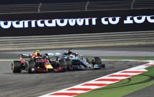 Red Bull's Dutch driver Max Verstappen (L) makes contact with Mercedes' British driver Lewis Hamilton as they come round a corner during the Bahrain Formula One Grand Prix at the Sakhir circuit in Manama on April 8, 2018. / AFP PHOTO / Giuseppe CACACE