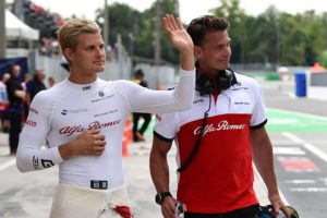 Sauber F1's Swedish driver Marcus Ericsson (L) waves after a medical check-up following a crash during the second practice session at the Autodromo Nazionale circuit in Monza on August 31, 2018 ahead of the Italian Formula One Grand Prix. (Photo by Miguel MEDINA / AFP)