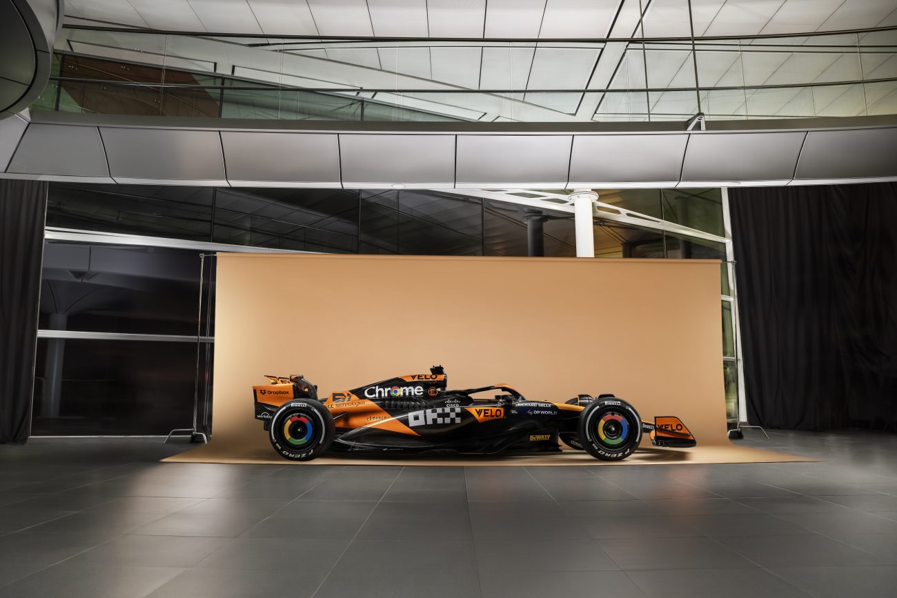 F1 2024 Mercedes och McLaren visar bilarna till. Hamilton och Norris