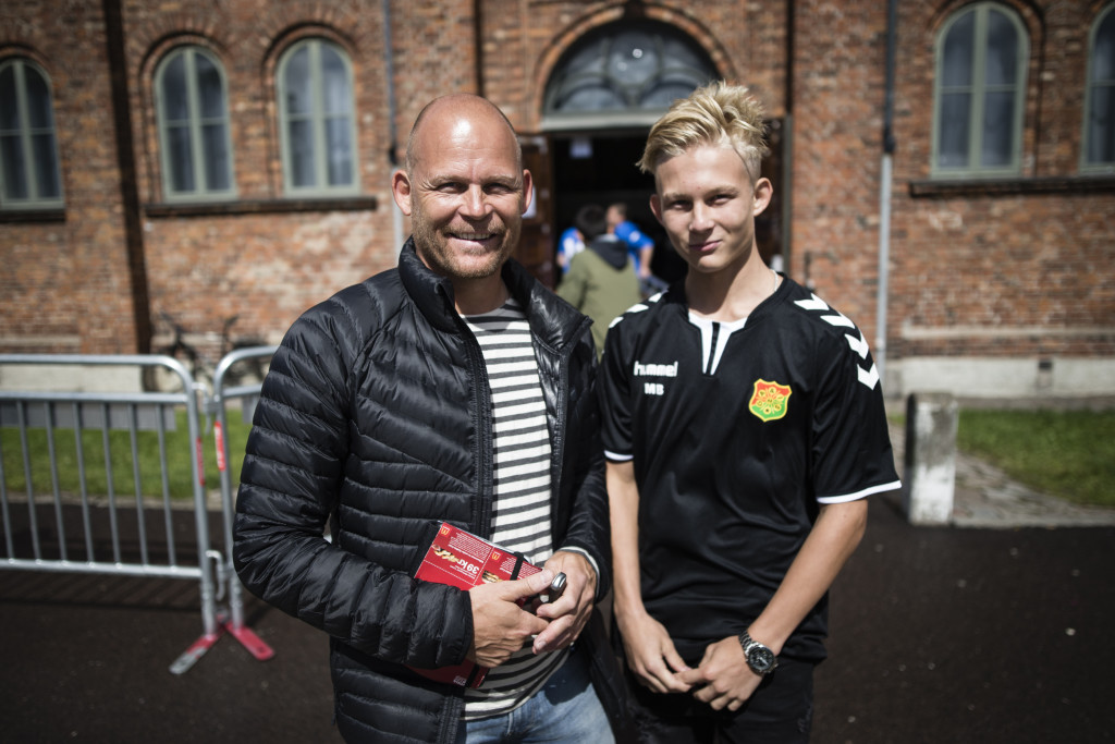 Gothia Cup. Robert Bengtsson Bärkroth med sonen Marcus Bärkroth. Foto: Anders Deros