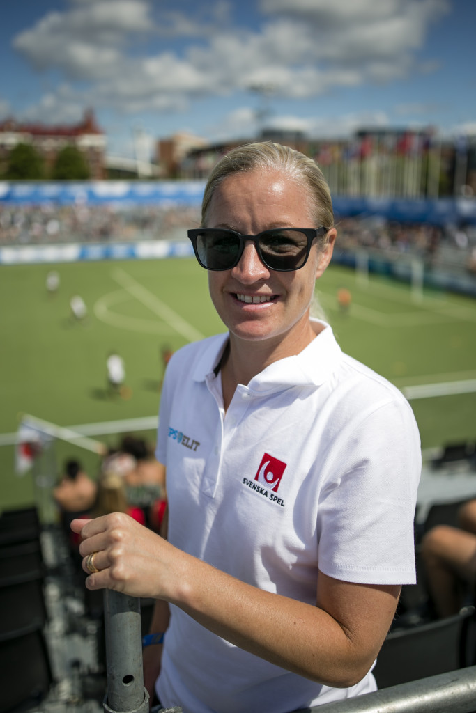 Victoria Sandell Svensson kollar fotboll på Heden. Foto: Anders Deros