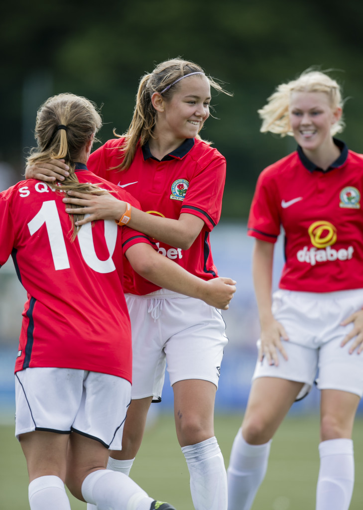 Melina Garpenbeck i Blackburn FC jublar efter andra mål i matchen. Foto: Anders Deros