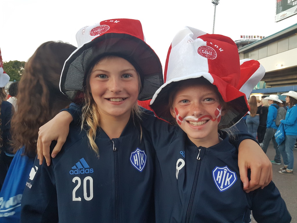Malin Bernt Schöps, 12 och lagkompisen Clara la Cour Bödtcher-Jensen, lyckliga efter Gothia Cup-invigningen. Foto: Henrik Lundgren