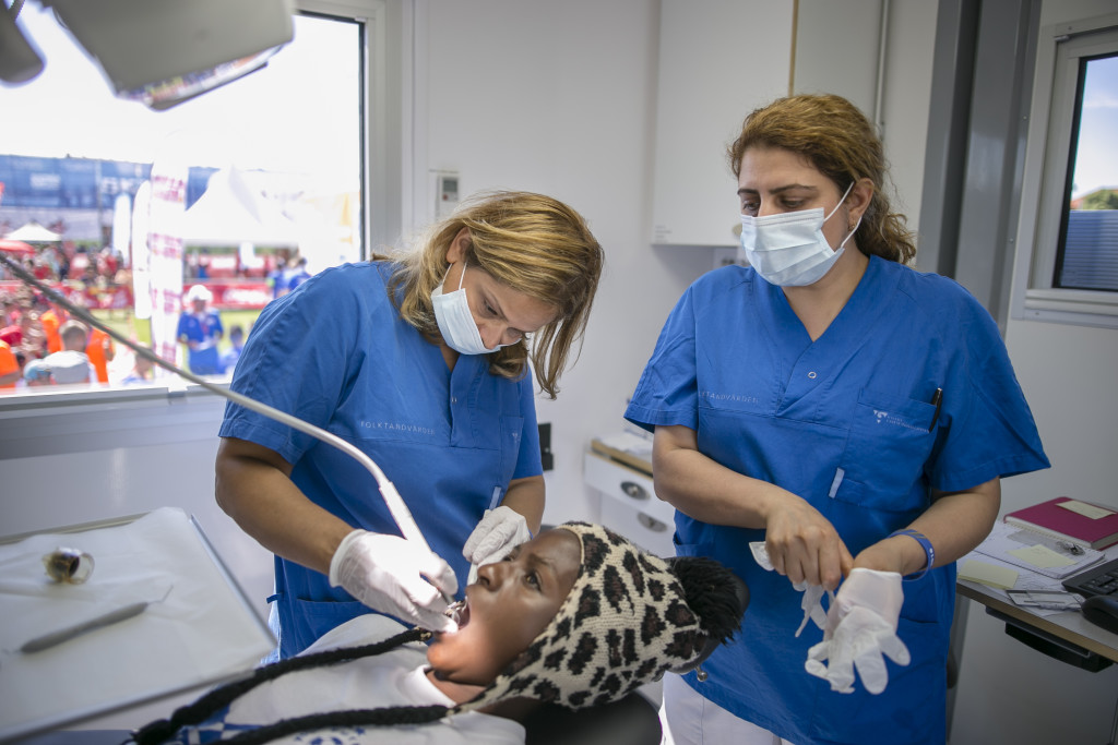 Säg "aaahhh". 15-åriga Dorcaschalwe får en gratis tandundersökning av Mina Mehrpour och Suzan Abdullah. Foto: Anders Deros