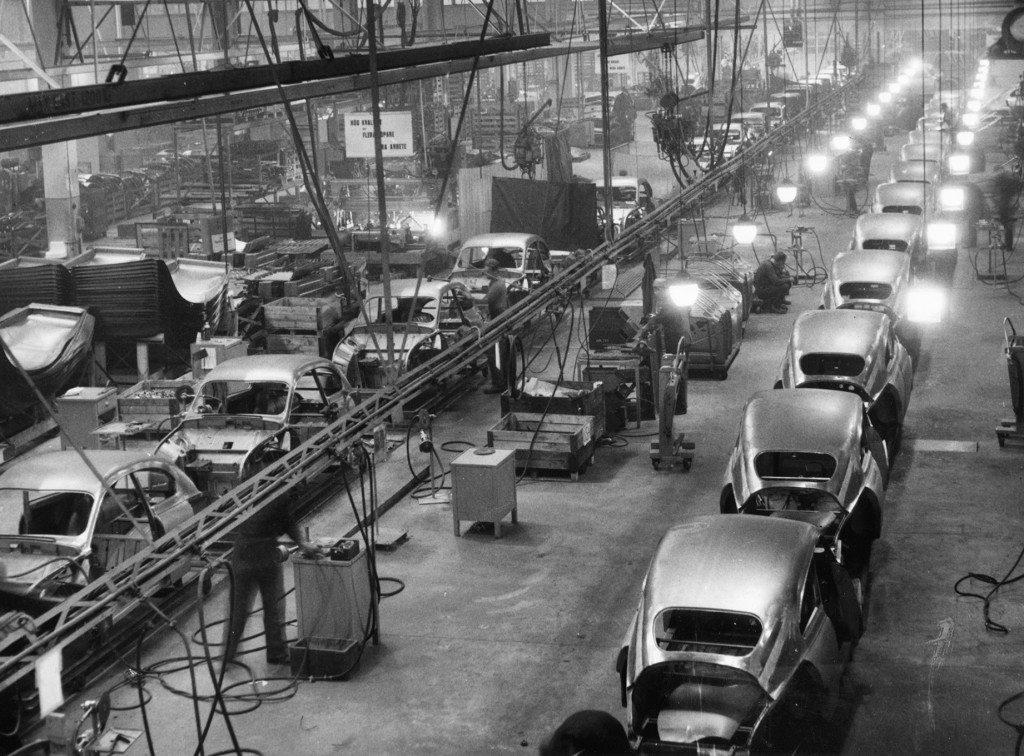 Löpande bandet på Saabs fabrik i Trollhättan, 1957.  Efter andra världskriget skrek Sverige efter arbetskraft. Under perioden 1951–1970 registrerades 625 000 inflyttningar av utländska medborgare, enligt SCB. Foto: AFTONBLADETS ARKIV