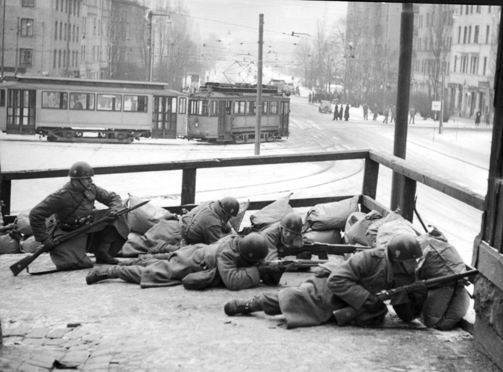 Stridsövningar på Södermalm I Stockholm, 1944. Ett bevakningskompani har vid Ringvägen kastat upp ett säckvärn. Foto: SCANPIX