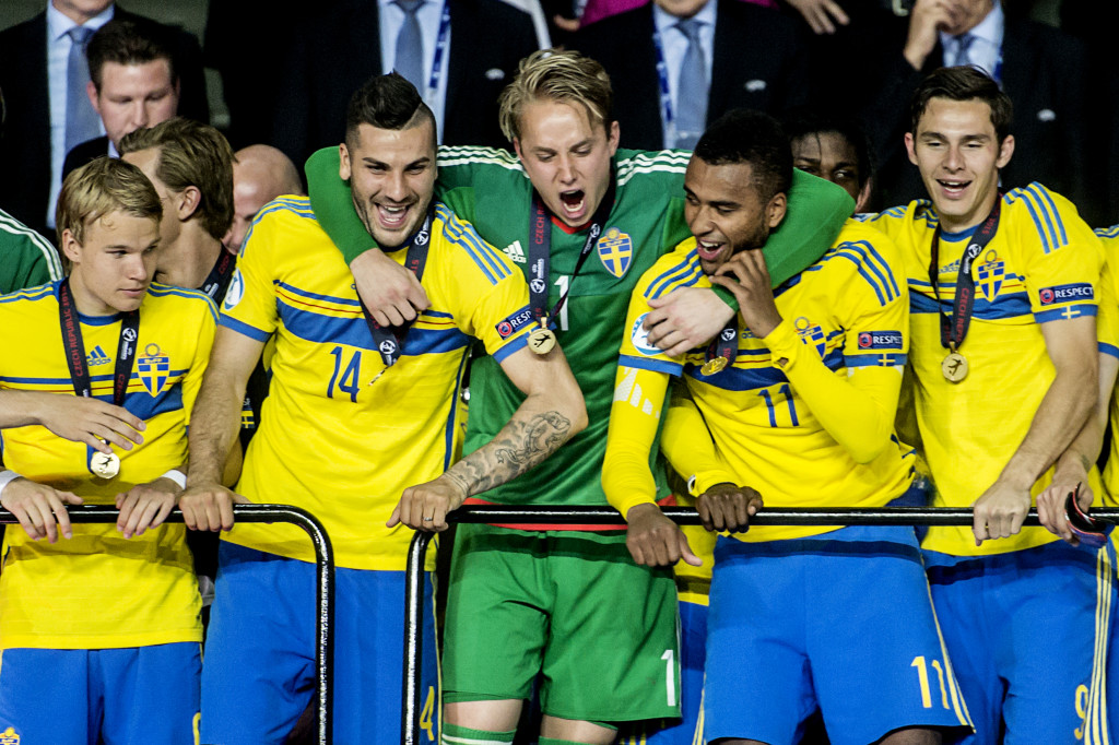 Patrik Carlgren var straffhjälte när Sverige vann finalen mot Portugal. Här jublar han tillsammans med Oscar Lewicki, Mikael ishak, Isaac Kiese Thelin och Branimir Hrgota. Foto: PONTUS ORRE