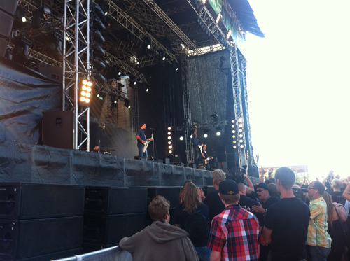 Mustasch är första bandet ut på största scenen.