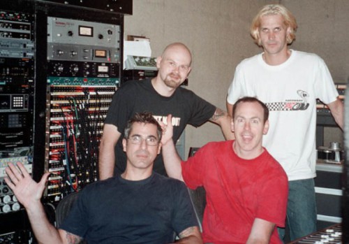 Någon konstig snubbe tillsammans med Bad Religion-medlemmarna Brett Gurewitz, Greg Graffin och Jay Bentley under inspelningarna av ”The process of belief” i Los Angeles i augusti 2001.