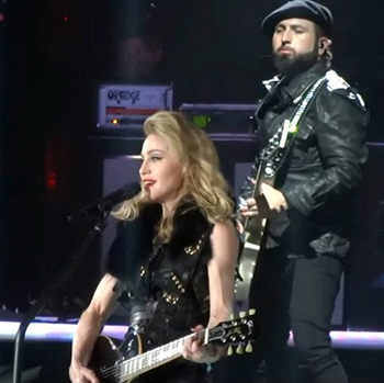 Pittman backar upp Madonna under hennes Sticky & Sweet-turné.