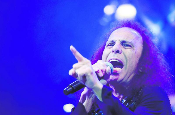 Ronnie James Dio vid sitt sista framträdande i Sverige, med Heaven & Hell på Sweden Rock Festival 2009. (Foto: Rickard Nilsson)