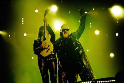Nytillskottet Richie Faulkner och veteranen Rob Halford under det som skulle bli Judas Priests sista konsert i Sverige 2011. Det blev väl lite sisådär med den saken, med tanke på att gruppen i juli släpper nya skivan ”Redeemer of souls”. (Foto: Rickard Nilsson)