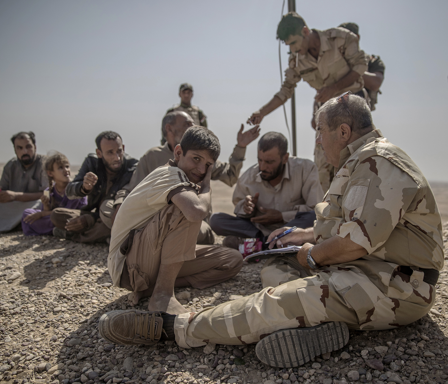 Irak. Fronten mot IS. I bergen utanför Mosul har kurdiska styrkorna, Persmerga sin frontlinje mot IS. 12 män, kvinnor och barn som lyckats fly från en IS kontrollerad by har tagit sig genom öknen och sökt skydd hos de kurdiska styrkorna. De förhörs och kontrolleras noga innan de förs vidare på et lasbilsflak mot ytterligare förhör och senare till Flyktingläger.