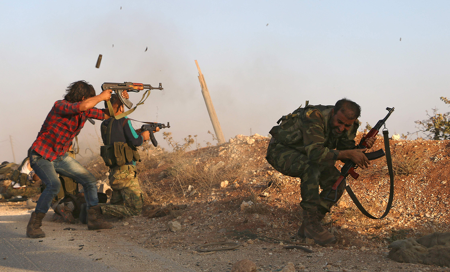 TOPSHOT - Fighters from the Free Syrian Army take part in a battle against the Islamic State (IS) group jihadists in the northern Syrian village of Yahmoul in the Marj Dabiq area north of the embattled city of Aleppo on October 10, 2016. Syria's main opposition group called for foreign allies to supply rebel forces with ground-to-air weapons to counter deadly air raids in Aleppo. / AFP PHOTO / Nazeer al-Khatib / TT / kod 444