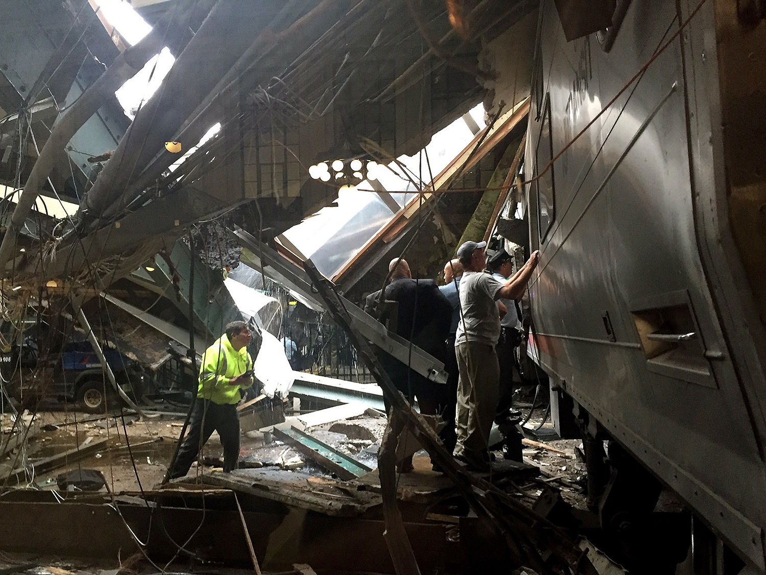 HOBOKEN, NJ - SEPTEMBER 29: Train personel survey the NJ Transit train that crashed in to the platform at the Hoboken Terminal September 29, 2016 in Hoboken, New Jersey. Pancho Bernasconi/Getty Images/AFP == FOR NEWSPAPERS, INTERNET, TELCOS & TELEVISION USE ONLY == / TT / kod 444