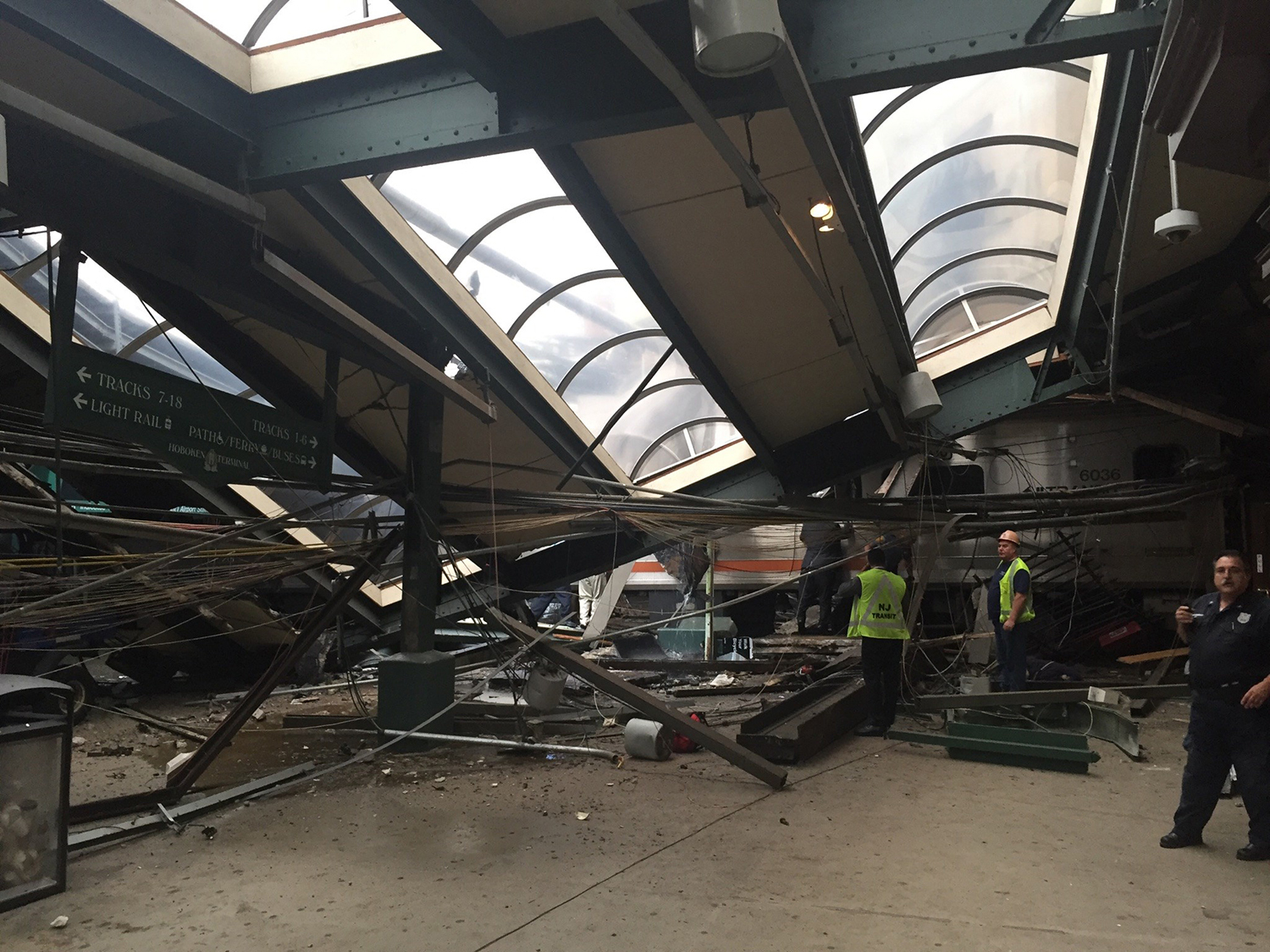 HOBOKEN, NJ - SEPTEMBER 29: A NJ Transit train seen through the wreckage after it crashed in to the platform at the Hoboken Terminal September 29, 2016 in Hoboken, New Jersey. Pancho Bernasconi/Getty Images/AFP == FOR NEWSPAPERS, INTERNET, TELCOS & TELEVISION USE ONLY == / TT / kod 444