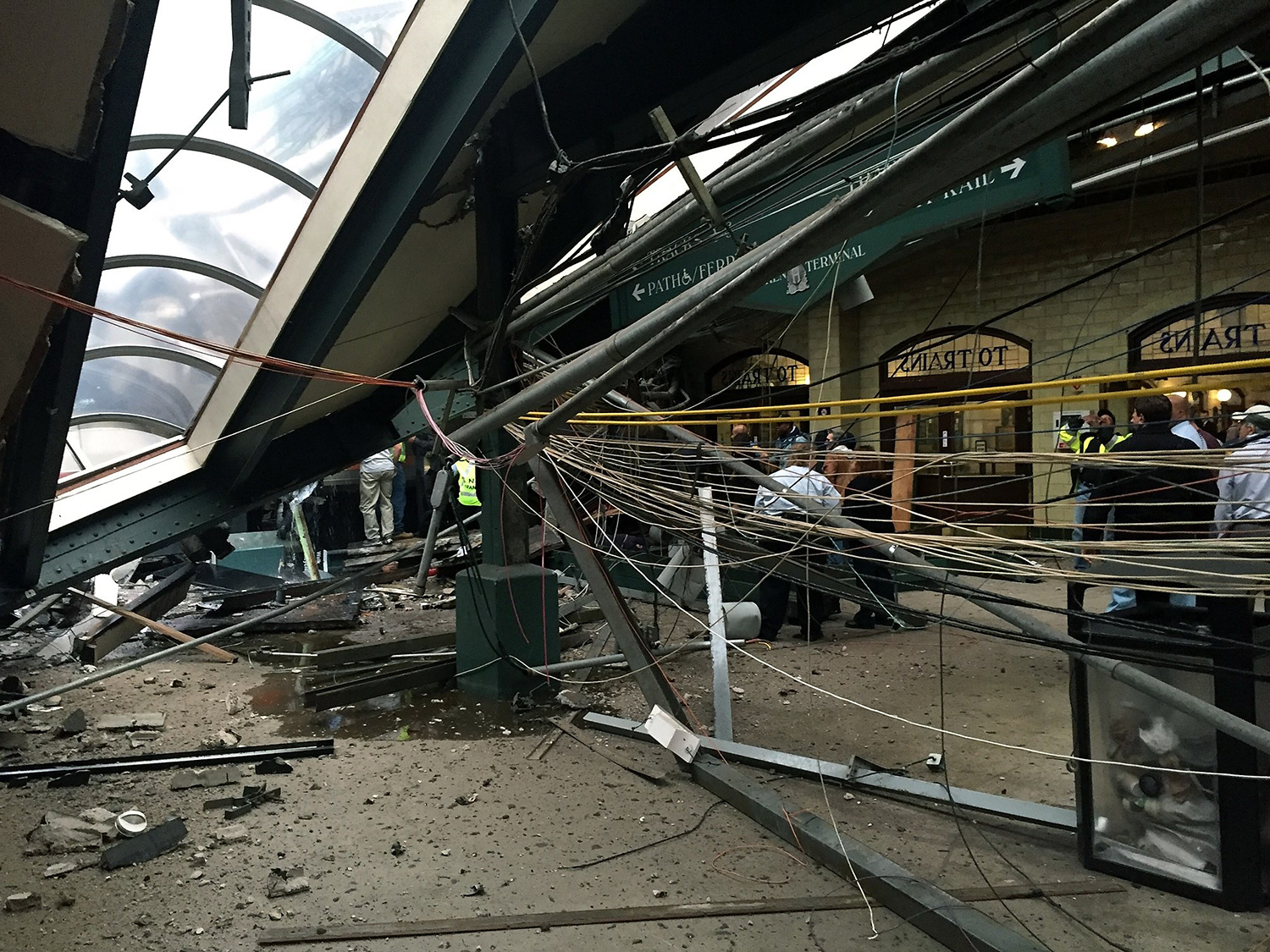 HOBOKEN, NJ - SEPTEMBER 29: The roof collapse after a NJ Transit train crashed in to the platform at the Hoboken Terminal September 29, 2016 in Hoboken, New Jersey. Pancho Bernasconi/Getty Images/AFP == FOR NEWSPAPERS, INTERNET, TELCOS & TELEVISION USE ONLY == / TT / kod 444