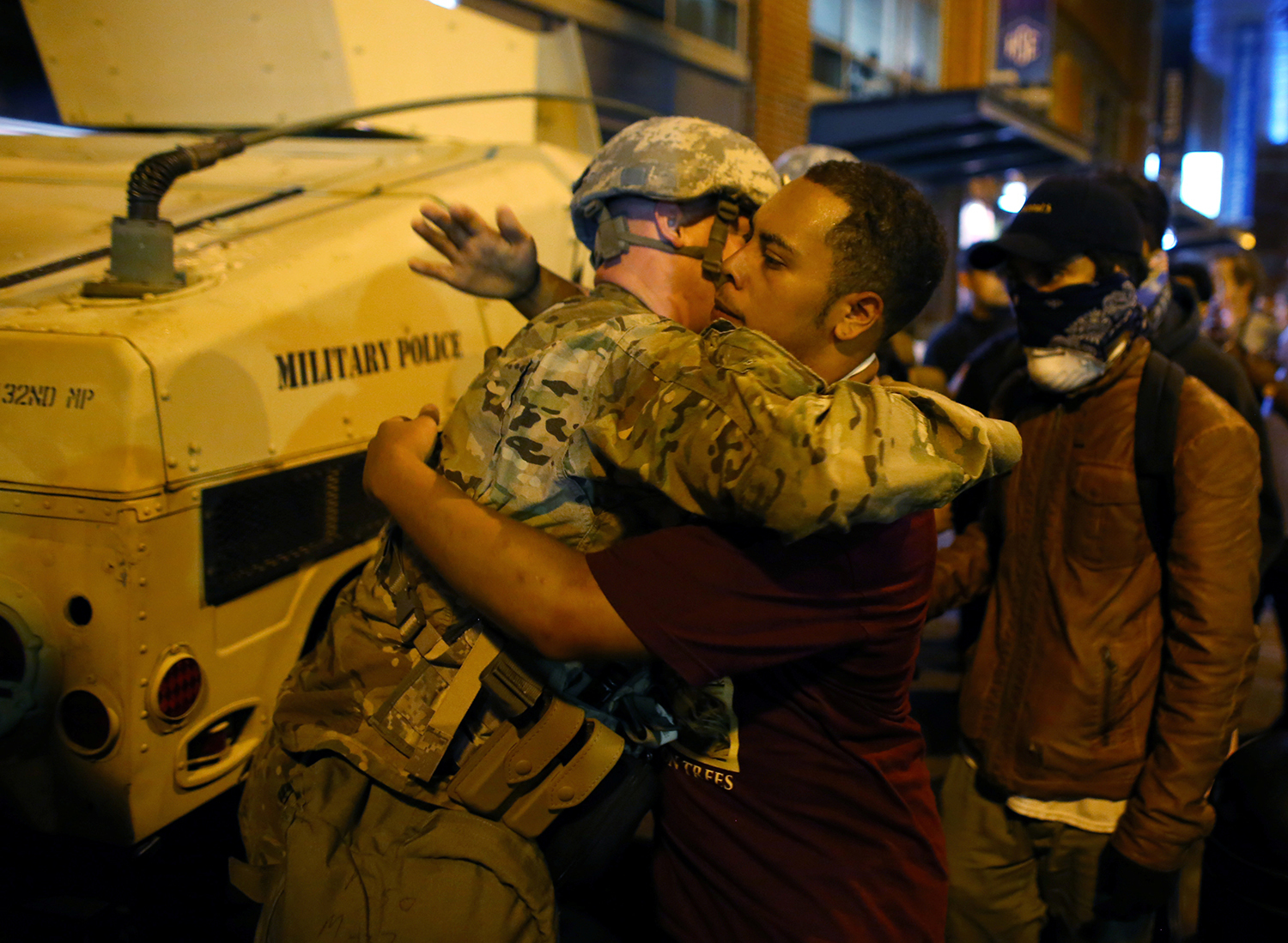CHARLOTTE 2016-09-23 A U.S. National guard soldier accepts a hug from protester as people march through downtown to protest the police shooting of Keith Scott in Charlotte, North Carolina, U.S., September 22, 2016.     REUTERS/Mike Blake     TPX IMAGES OF THE DAY Photo:  / REUTERS / TT / kod 72000