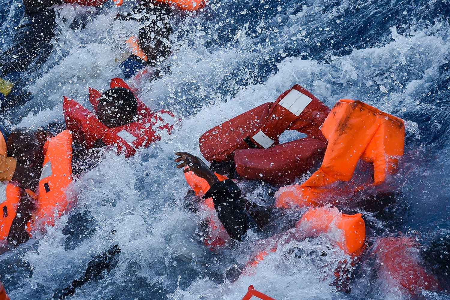Migrants and refugees panic as they fall in the water during a rescue operation of the Topaz Responder rescue ship run by Maltese NGO Moas and Italian Red Cross, off the Libyan coast in the Mediterranean Sea, on November 3, 2016. / AFP PHOTO / ANDREAS SOLARO / TT / kod 444