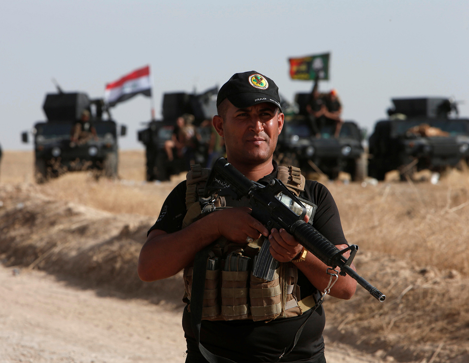 MOSUL 2016-10-15 A member of the Iraqi security forces stands with his weapon on the east of Mosul during preparations to attack Mosul, Iraq, October 15, 2016. REUTERS/Azad Lashkari Photo: / REUTERS / TT / kod 72000