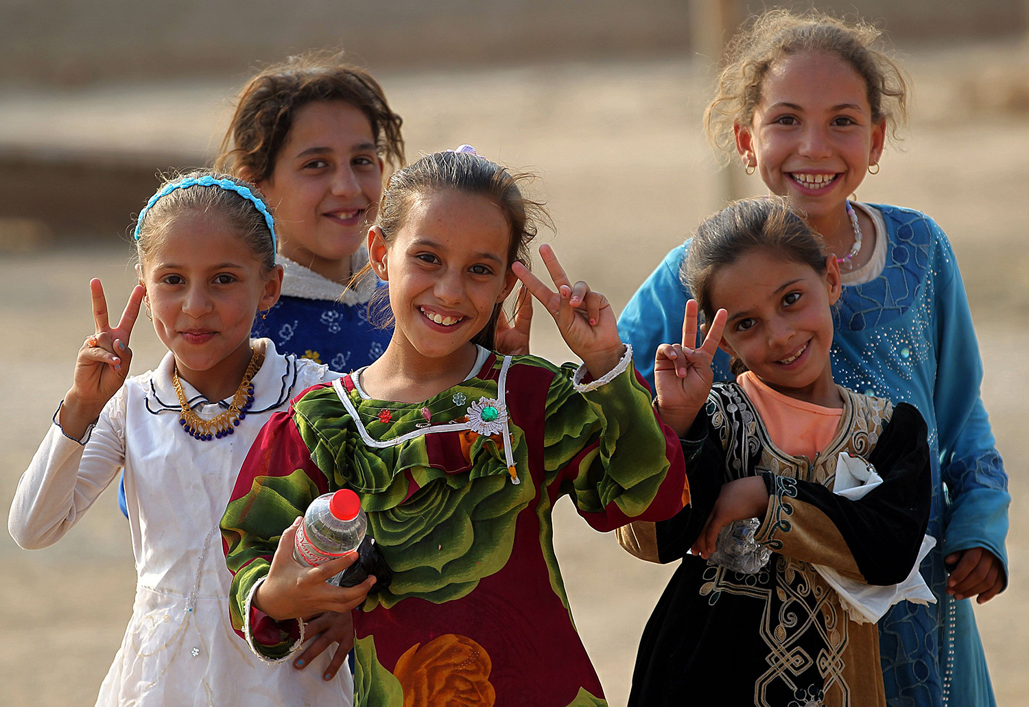 TOPSHOT - Iraqi children from the village of al-Khuwayn, south of Mosul, pose for a photo after Iraqi government forces recaptured the village from Islamic State (IS) group jihadists on October 23, 2016, in part of an ongoing operation to tighten the noose around Mosul and reclaim the last major Iraqi city under IS control. / AFP PHOTO / AHMAD AL-RUBAYE / TT / kod 444