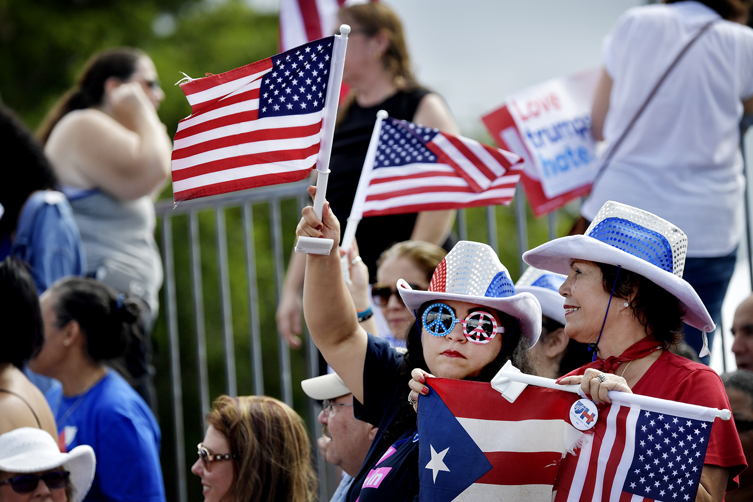 foto : andbar : hillary clinton håller tal i regnet i florida