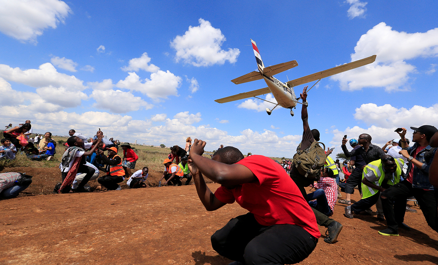 NAIROBI 2016-11-27 Spectators react as a plane flies over them during the Vintage Air Rally at the Nairobi national park in Kenya's capital Nairobi, November 27, 2016. REUTERS/Thomas Mukoya TPX IMAGES OF THE DAY Photo: / REUTERS / TT / kod 72000
