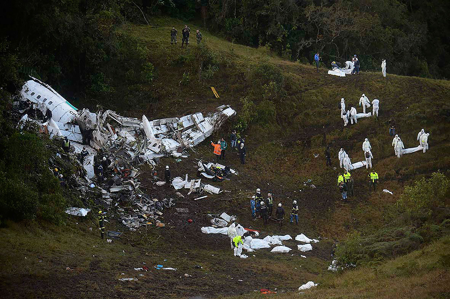 TOPSHOT - Rescuers search for survivors from the wreckage of the LAMIA airlines charter plane carrying members of the Chapecoense Real football team that crashed in the mountains of Cerro Gordo, municipality of La Union, on November 29, 2016. A charter plane carrying the Brazilian football team crashed in the mountains in Colombia late Monday, killing as many as 75 people, officials said. / AFP PHOTO / Raul ARBOLEDA / TT / kod 444