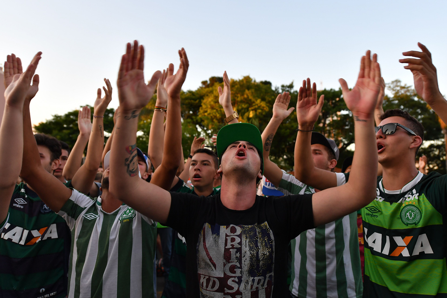 TOPSHOT - People surround a church during a mass in memoriam of the players of Brazilian team Chapecoense Real killed in a plane crash in the Colombian mountains, in Chapeco, in the southern Brazilian state of Santa Catarina, on November 29, 2016. Players of the Chapecoense were among 81 people on board the doomed flight that crashed into mountains in northwestern Colombia, in which officials said just six people were thought to have survived, including three of the players. Chapecoense had risen from obscurity to make it to the Copa Sudamericana finals scheduled for Wednesday against Atletico Nacional of Colombia. / AFP PHOTO / Nelson Almeida / TT / kod 444