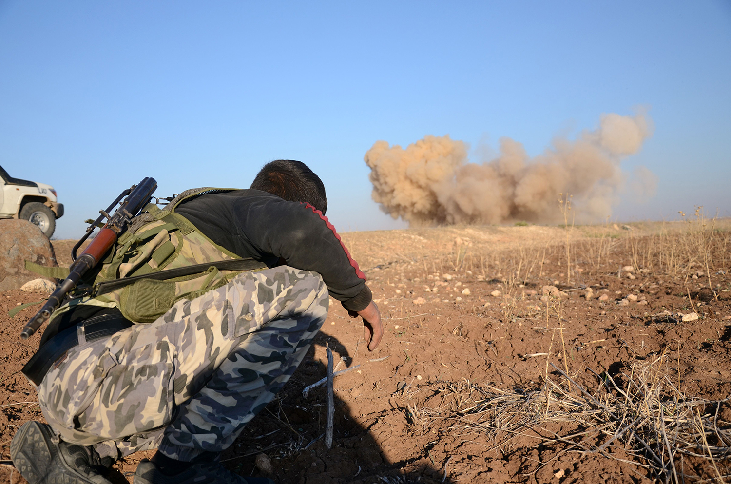 TOPSHOT - A rebel fighter reacts as a landmine, planted by Islamic State (IS) group jihadists, is exploded by his comrades in the village of Tilalayn on the western outskirts of the northern Syrian town of Dabiq, on November 25, 2016. / AFP PHOTO / Nazeer al-Khatib / TT / kod 444