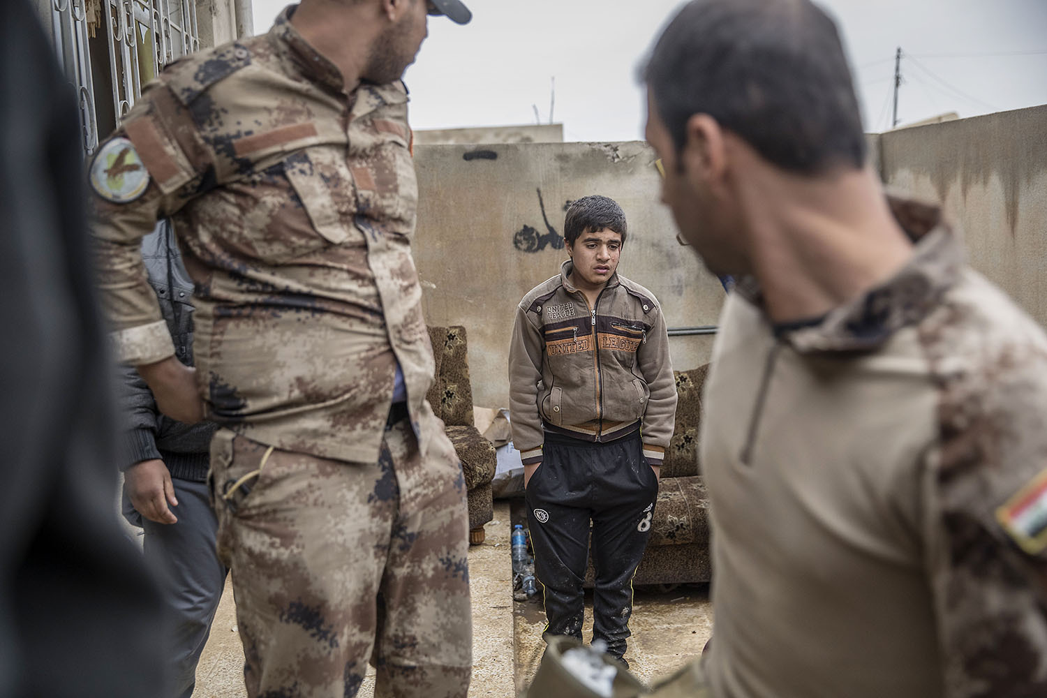 foto : magnus wennman : en man i 40års åldern som blivit skjuten i buken kommer in på kliniken. hans två söner inser snart att han avlidit. fältsjukhuset vid irakiska frontlinjen i mosul. hit kommer skadade och dödade civila och militärer från striderna i mosul. de som inte avlider får akut sjukvård och körs vidare till sjukhuset i erbil.