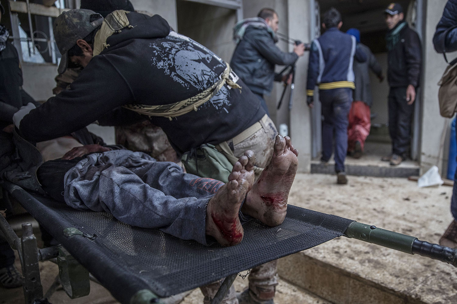 foto : magnus wennman : fältsjukhuset vid irakiska frontlinjen i mosul. hit kommer skadade och dödade civila och militärer från striderna i mosul. de som inte avlider får akut sjukvård och körs vidare till sjukhuset i erbil.