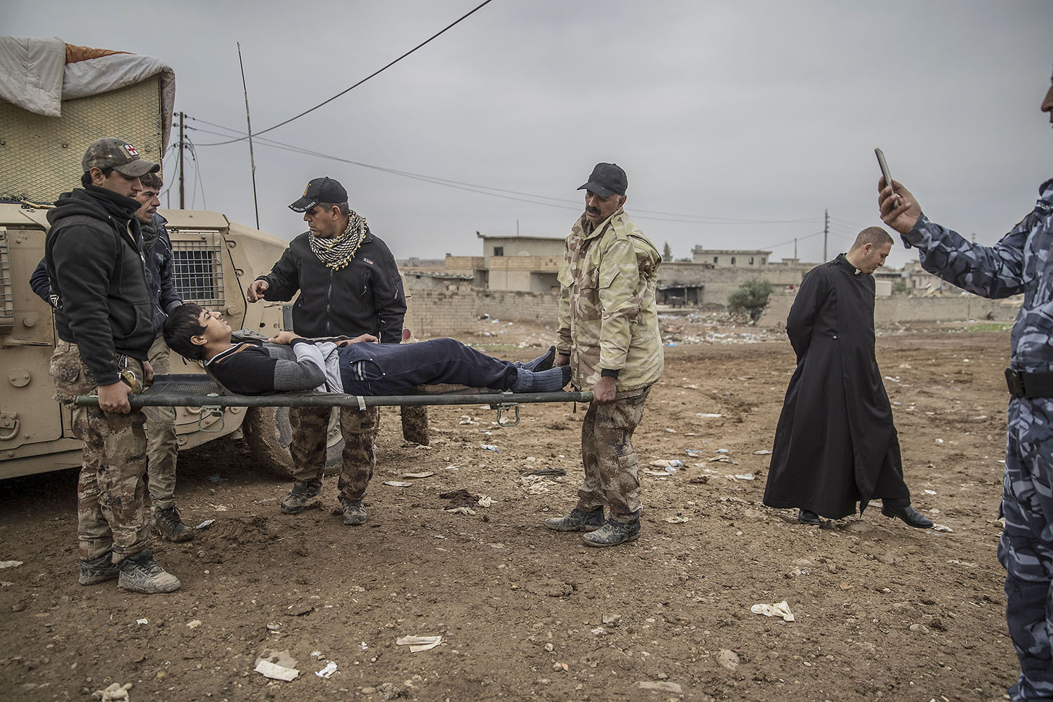 foto : magnus wennman : fältsjukhuset vid irakiska frontlinjen i mosul. hit kommer skadade och dödade civila och militärer från striderna i mosul. de som inte avlider får akut sjukvård och körs vidare till sjukhuset i erbil.